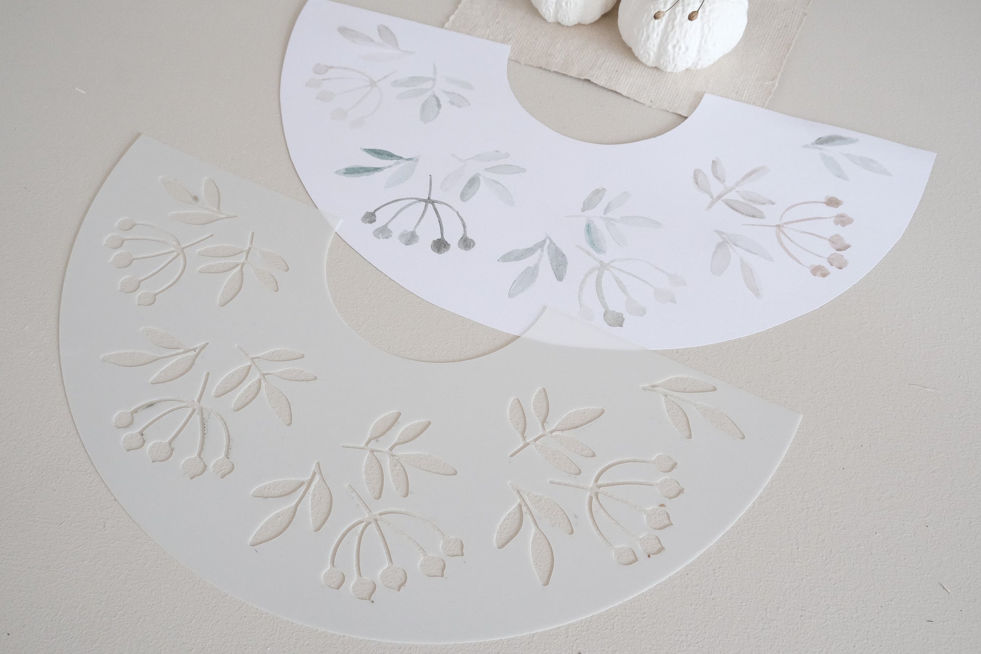 Schablone zum erstellen von Lampenschirm aus Papier. Mit Herbstmotiven die sich mit Strukturpaste auf das Papier übertragen lassen.