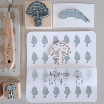 Bastelidee Herbstkarte mit Blätterhintergrund aus Schablonentechnik und Banderole mit Text "Herbstküsse für Dich"