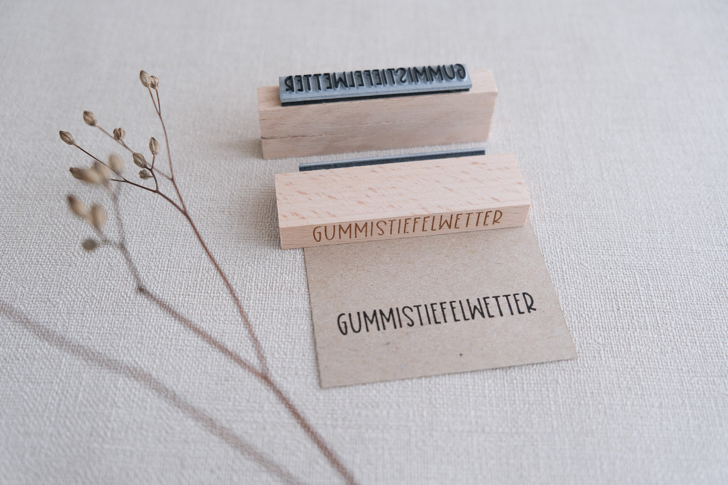 Holzstempel mit Text "Gummistiefelwetter"