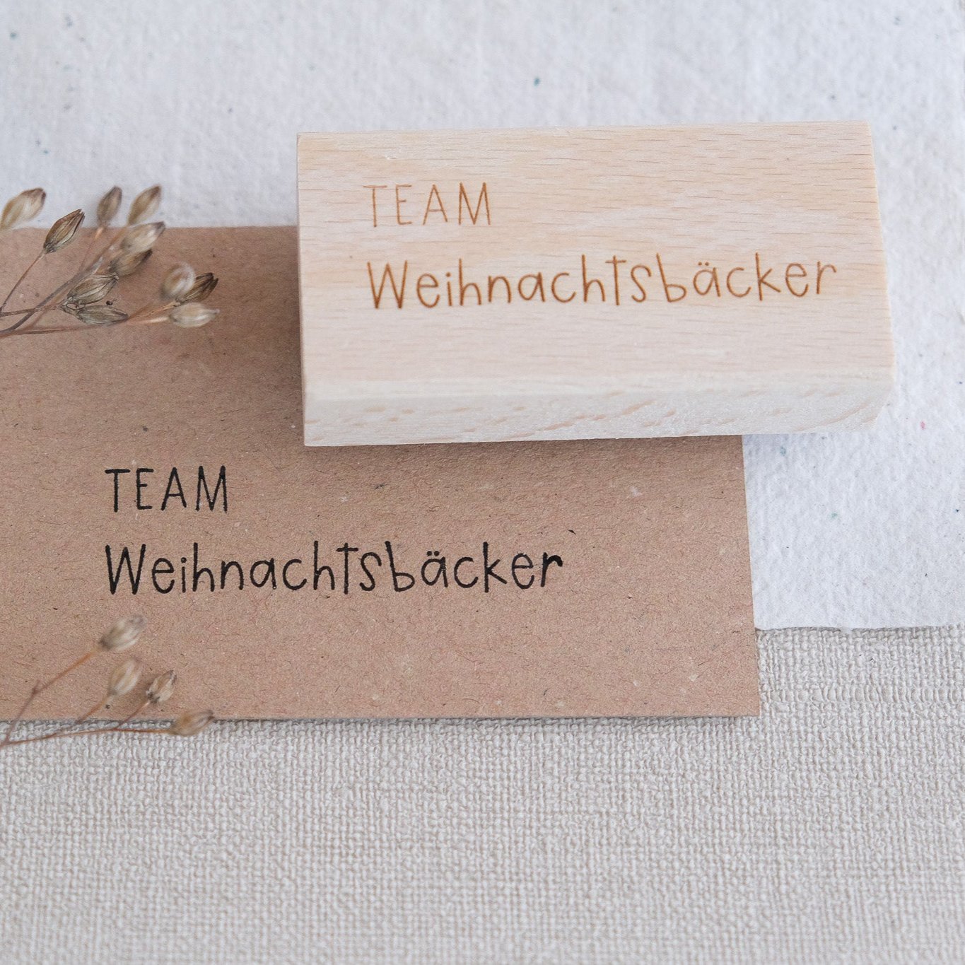 Holztempel 3 x 6 cm mit Text "Team Weihnachtsbäcker"