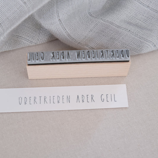 Textstempel | Übertrieben aber geil | 7 cm