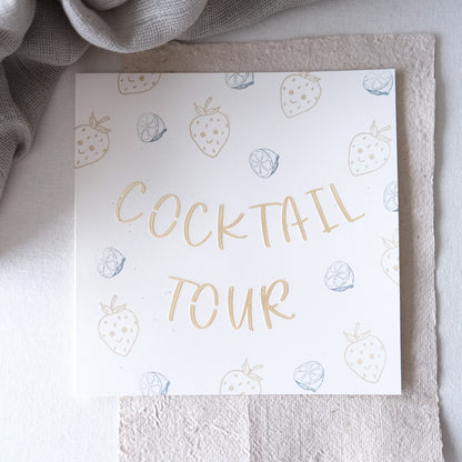 Bastelbeispiel; Grusskarte mit Text "Cocktail Tour" verziert mit Erdbeeren und Zitronen.