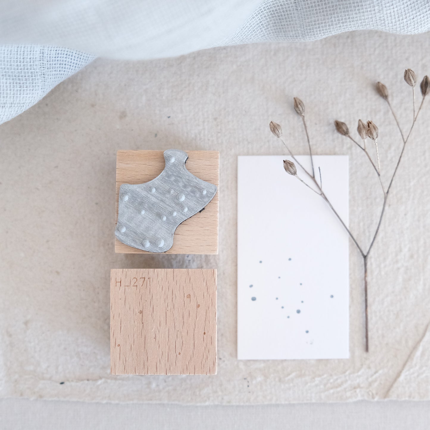 Holzstempel 3 x 3 cm mit Punkten.