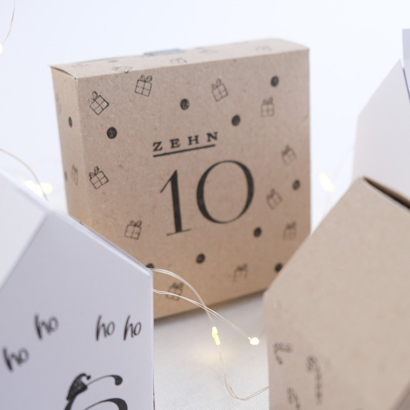 Bastelbeispiel Adventskalender Verpackung bestempelt mit Geschenkmotiv und Nr 10.