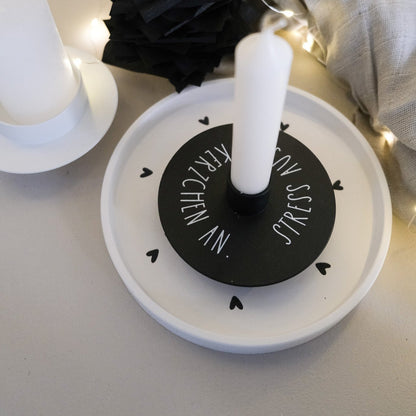 Bastelbeispiel mit runden RubOn Stickern. Kerzenhalter Schwarzes Metall mit weissen RubOn Sticker beklebet. Mit dem Text "Kerzchen an. Stress aus."
