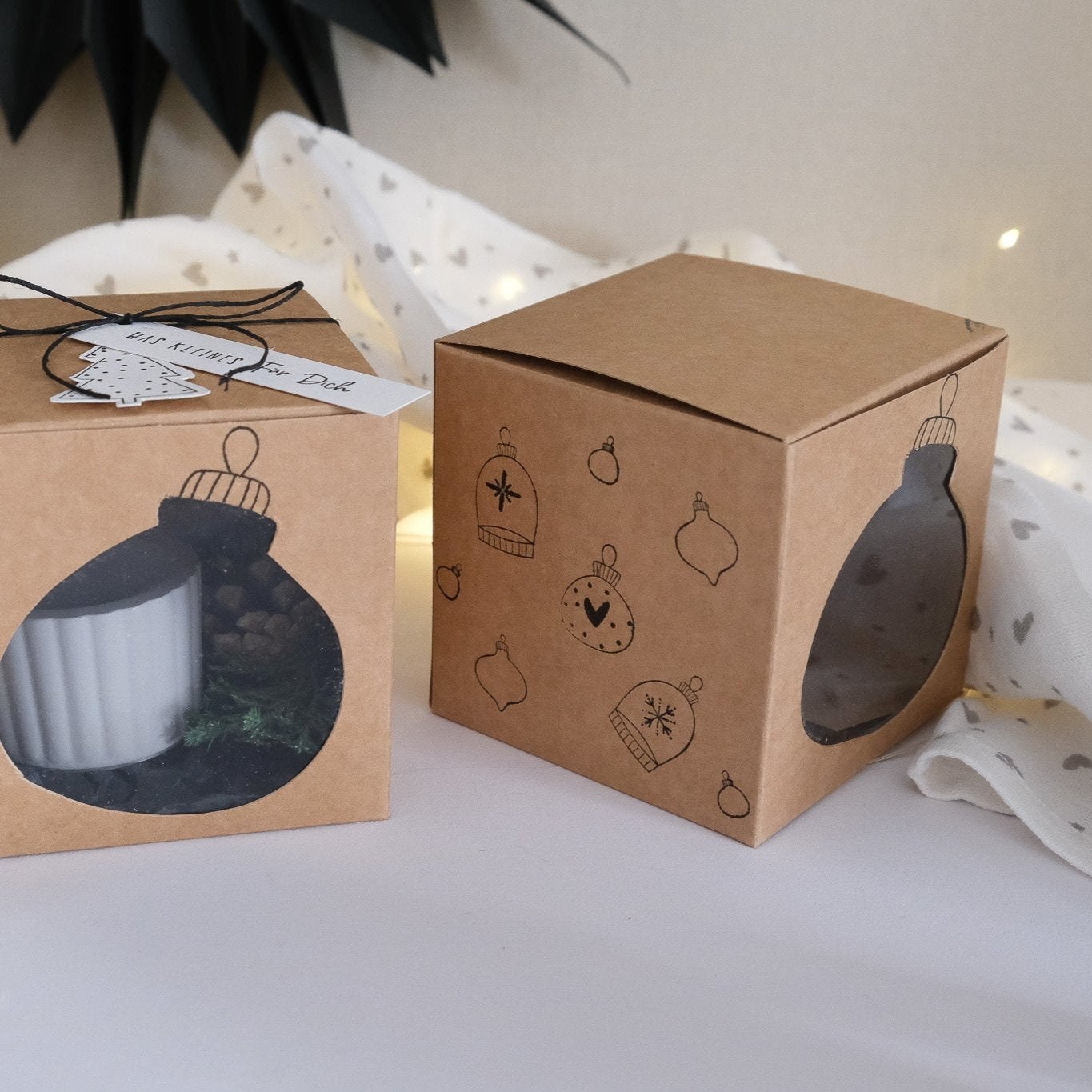 Bastelbeispiel mit Holzstempel Cloche. Kraftpapier Geschenkbox die mit diesem sowie anderen weihnachtlichen Motiven bestempelt wurden.