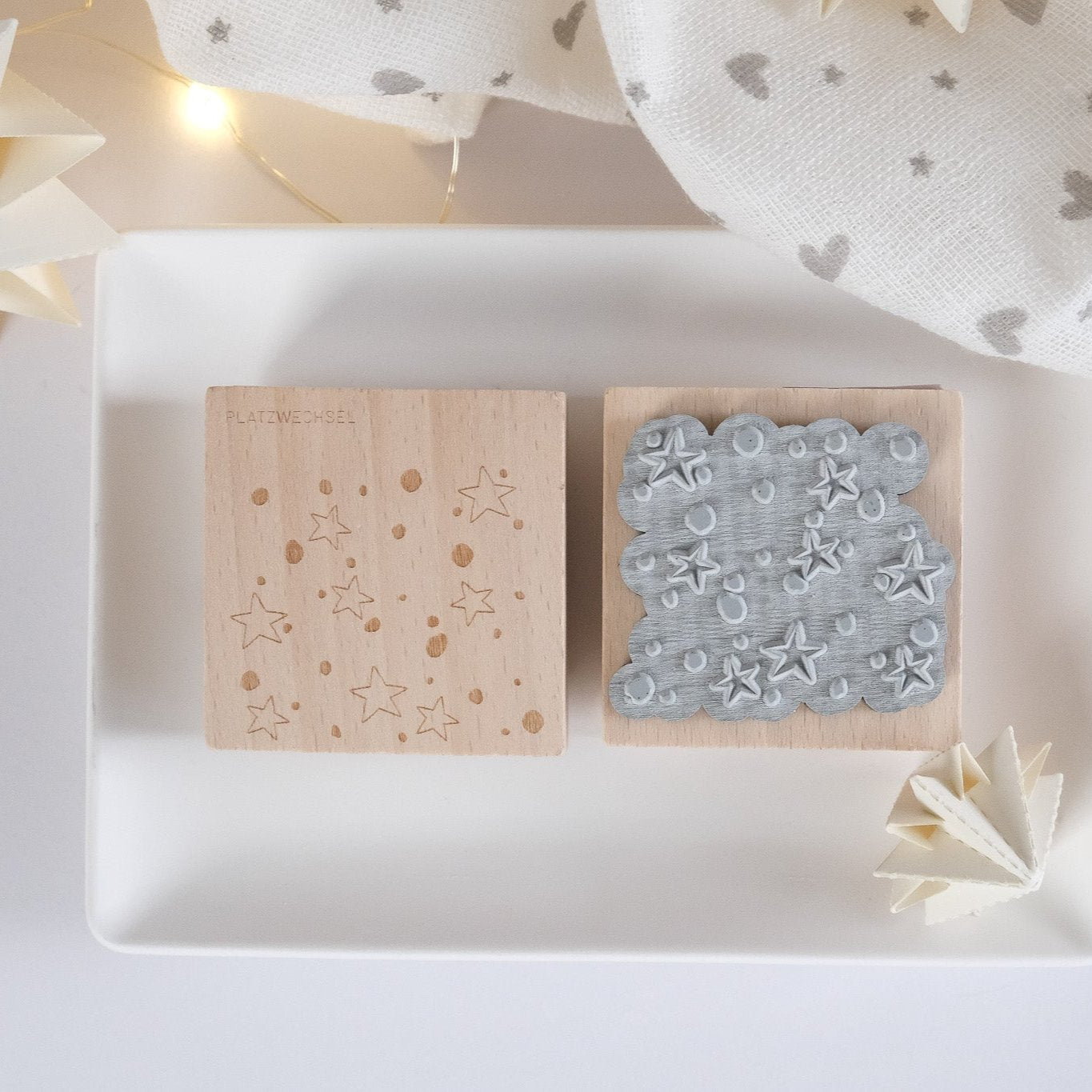 Holzstempel in 5 x 5 cm mit Punkten und Sternen als Stempelmotiv.