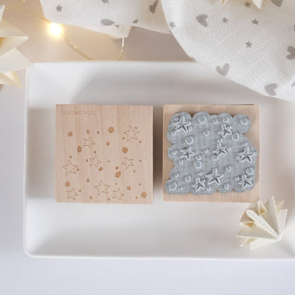 Holzstempel in 5 x 5 cm mit Punkten und Sternen als Stempelmotiv.