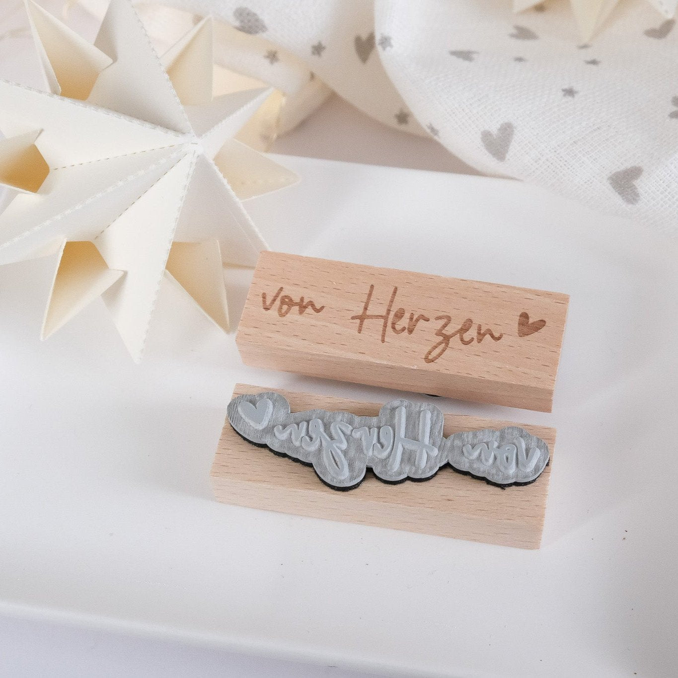 Holzstempel von 6 x 2 cm mit dem Text "von Herzen" und Herzmotiv