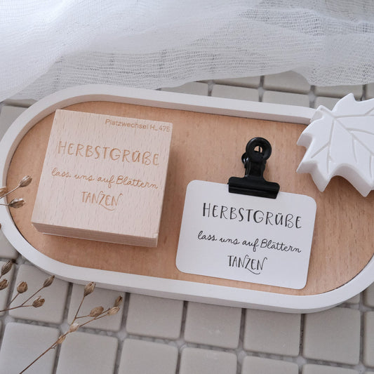 Holzstempel mit Text: "HERSTGRÜßE LassunsaufBlättern tanzen"
