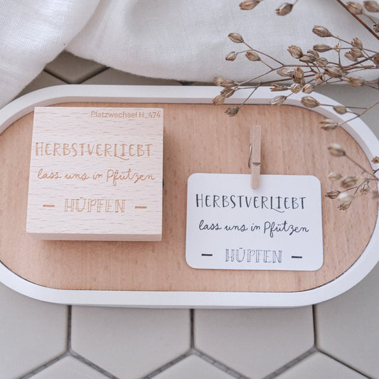 Holzstempel mit Text:
"Herbstverliebt – lass uns in Pfützen hüpfen"
5 cm mal 5 cm