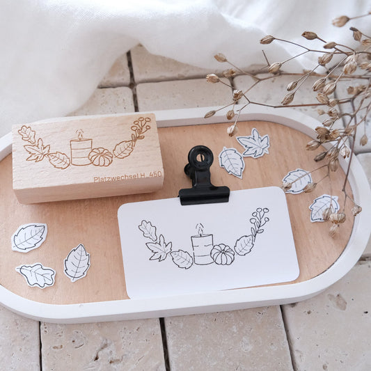 Holzstempel mit Motiv Halbkranz - Abgebildet ist Herbstlaub, ein Kürbis und mittig eine Kerze.
