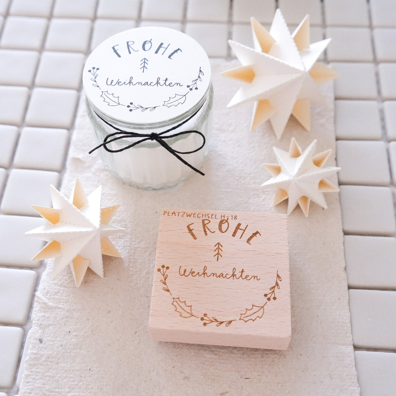 Holzstempel 5 x 5 cm Frohe Weihnachten mit Halbkranz aus Disteln und Zweigen
