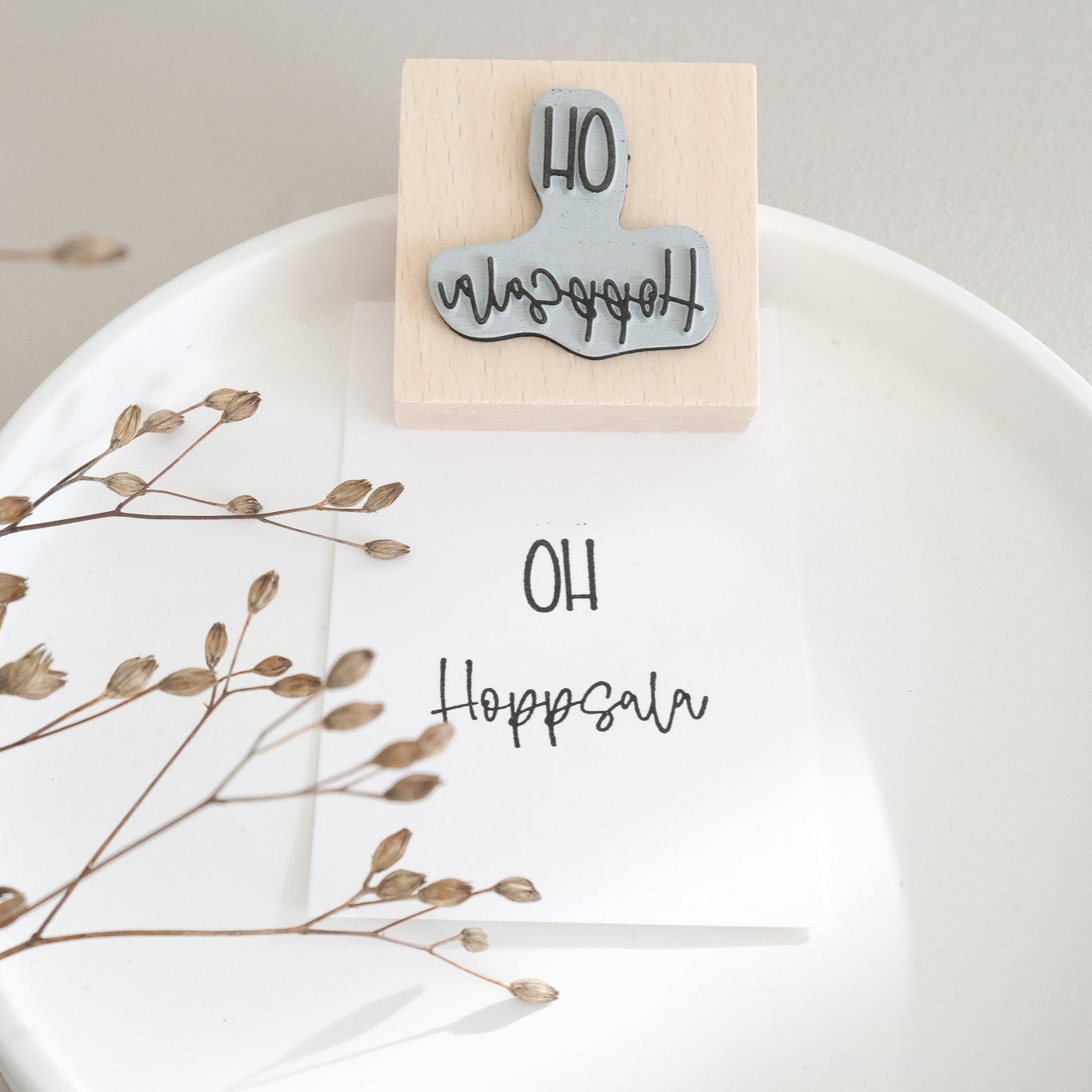 Holzstempel 5 x 5 cm. Text "Oh Hoppsala"